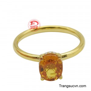 Viên đá quý được nâng đỡ bởi bốn chấu vàng chắc chắn, làm nổi bật hoàn hảo sắc thái tươi tắn của Sapphire.