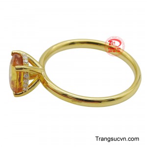 Đai nhẫn vàng 14K mảnh mai và bóng bẩy, tôn lên vẻ thanh lịch và nữ tính.