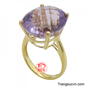 Nhẫn nữ vàng gắn đá mang một vẻ đẹp lộng lẫy và đầy mê hoặc, nổi bật với viên đá quý màu tím oải hương được cắt giác tinh xảo, tạo nên vô số mặt phản chiếu ánh sáng.