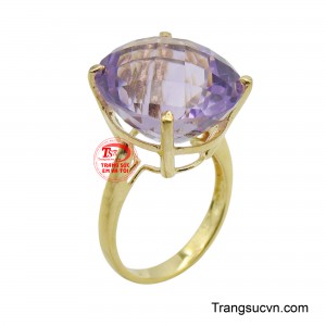 Sự kết hợp giữa sắc vàng ấm áp của đai nhẫn và gam màu tím huyền ảo của viên đá tạo nên một tổng thể vô cùng hài hòa và cuốn hút.