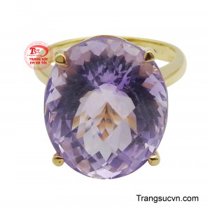 Viên đá được đặt trong bộ chấu chắc chắn nhưng vẫn để lộ vẻ đẹp trọn vẹn của nó.