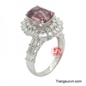 Nhẫn nữ vàng trắng 10K quý phái là một biểu tượng của sự quý phái và lộng lẫy.