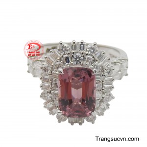 Phần đai nhẫn được chế tác tỉ mỉ với những viên đá baguette xếp dọc và họa tiết hình học cách điệu, càng làm tăng thêm vẻ sang trọng và hiện đại.