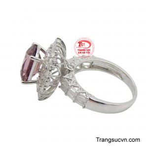 Đây không chỉ là một món trang sức, mà còn là một tuyên ngôn phong cách, khẳng định gu thẩm mỹ tinh tế và đẳng cấp của người đeo.