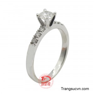 Nhẫn nữ vàng trắng gắn kim cương hiện thân của vẻ đẹp vượt thời gian và sự sang trọng tinh tế. 