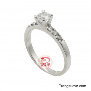 Chiếc nhẫn được thiết kế bởi viên đá chủ là viên kim cương sáng lấp lánh, được cắt gọt hoàn hảo, như một giọt sương mai đọng lại trên ngón tay, tỏa sáng rực rỡ dưới mọi góc độ.