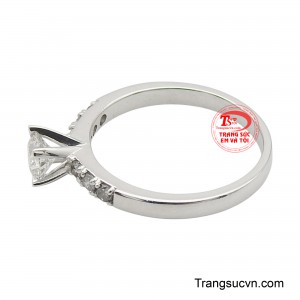 Vàng trắng sáng bóng làm nền, tôn vinh vẻ đẹp tinh khôi của kim cương, biến chiếc nhẫn này thành một biểu tượng của tình yêu vĩnh cửu và phong cách đẳng cấp, hoàn hảo cho mọi quý cô.