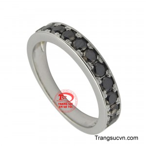 Dải nhẫn được nạm hoàn toàn bằng những viên kim cương đen lấp lánh, tạo nên một vòng tròn không điểm kết thúc, tượng trưng cho tình yêu và sự gắn kết bất tận.