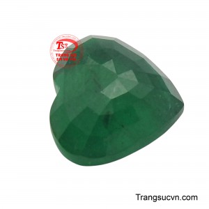 Với sắc xanh lục đậm đà, viên đá không chỉ thể hiện sự gắn kết sâu sắc mà còn mang ý nghĩa của sự tái sinh, hy vọng và lòng trắc ẩn.