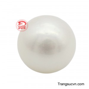 Viên ngọc nước mặn đẹp với bề mặt viên ngọc có độ bóng mượt mà, phản chiếu ánh sáng tự nhiên một cách nhẹ nhàng, tạo nên hiệu ứng