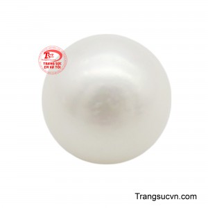 Màu trắng trong trẻo của nó toát lên sự thuần khiết và sang trọng, đồng thời ẩn chứa những sắc thái óng ánh đa dạng khi xoay chuyển.