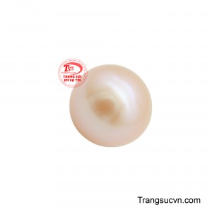 Bề mặt viên ngọc sở hữu độ ánh lung linh huyền ảo, tạo hiệu ứng phản quang tinh tế khi có ánh sáng chiếu vào.