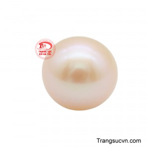 Viên ngọc trai 8-9 ly này vẫn tỏa sáng rực rỡ với sắc kem ấm áp và quý phái.