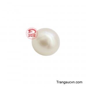 Sắc trắng tinh khôi của nó được tô điểm bởi chút ánh hồng hoặc kem nhẹ, mang đến cảm giác ấm áp và tự nhiên.