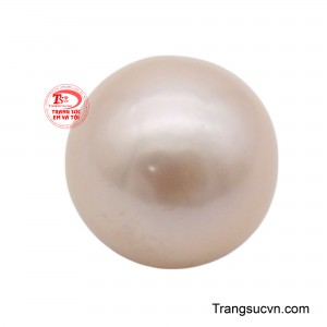 Bề mặt ngọc sáng bóng, phản chiếu ánh sáng tự nhiên một cách dịu dàng, tạo nên sự lấp lánh tinh tế.
