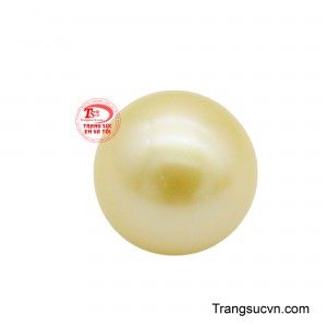 Bề mặt ngọc mịn màng và có độ bóng vừa phải, tạo ra ánh phản chiếu lung linh, phô bày vẻ đẹp tự nhiên của ngọc.
