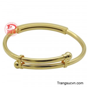 Phần giữa vòng tay có một bản dẹt đơn giản, tạo điểm nhấn tinh tế và dễ dàng điều chỉnh kích thước cho phù hợp với cổ tay của bé.