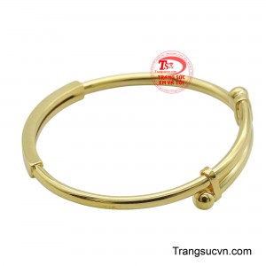 Chiếc vòng tay không chỉ là món trang sức tô điểm cho bé thêm xinh xắn mà còn là món quà ý nghĩa, mang theo lời chúc về sự bình an và lớn khôn mà ba mẹ muốn gửi gắm đến thiên thần nhỏ của mình.