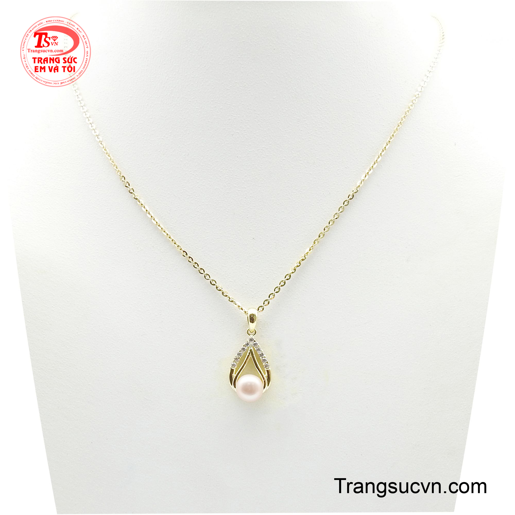 Bộ dây chuyền ngọc trai toát lên vẻ đẹp dịu dàng và tinh khôi, là biểu tượng vượt thời gian của sự thanh lịch.