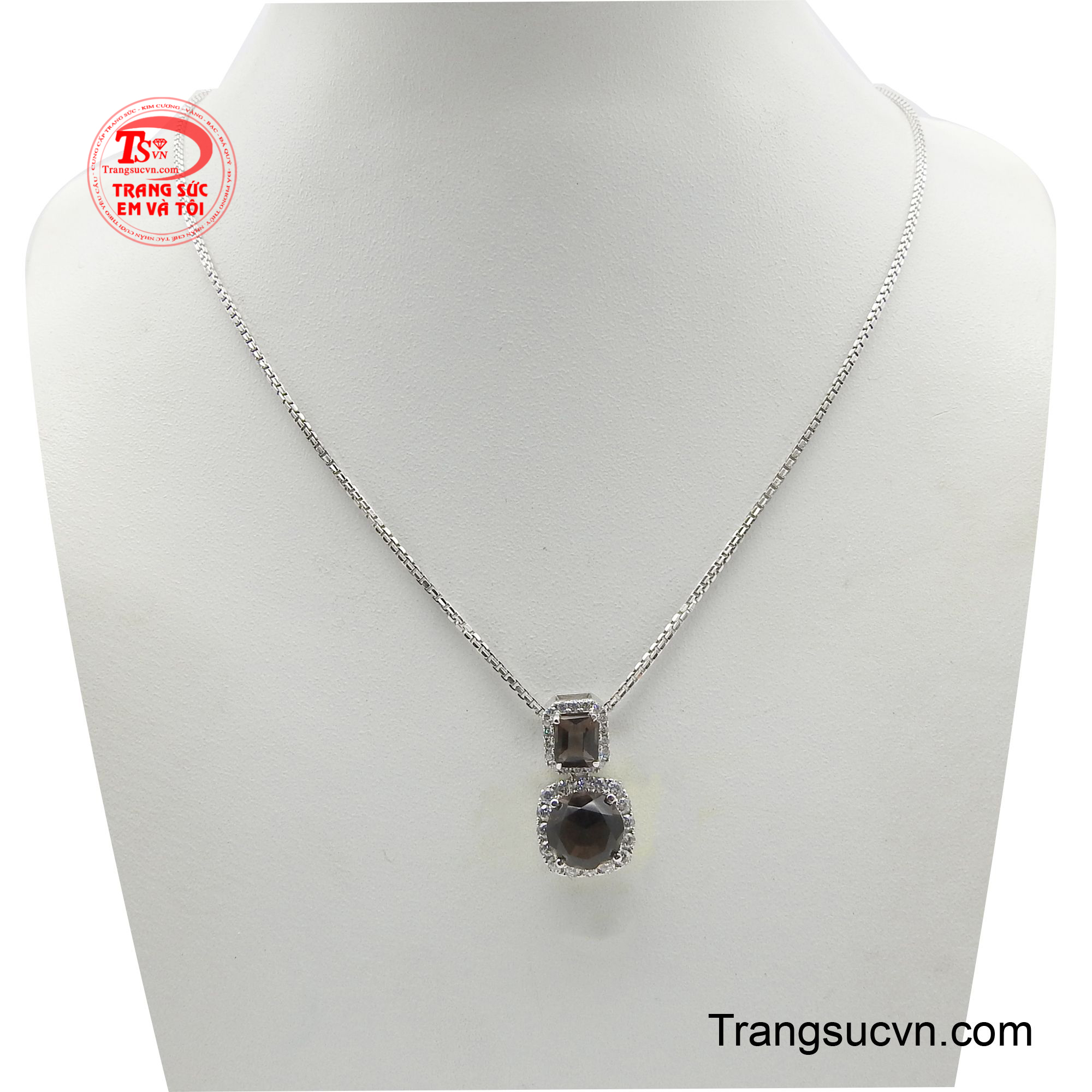 Bộ dây thạch anh khói không chỉ là một món trang sức, mà còn là một câu chuyện được kể qua từng viên đá.