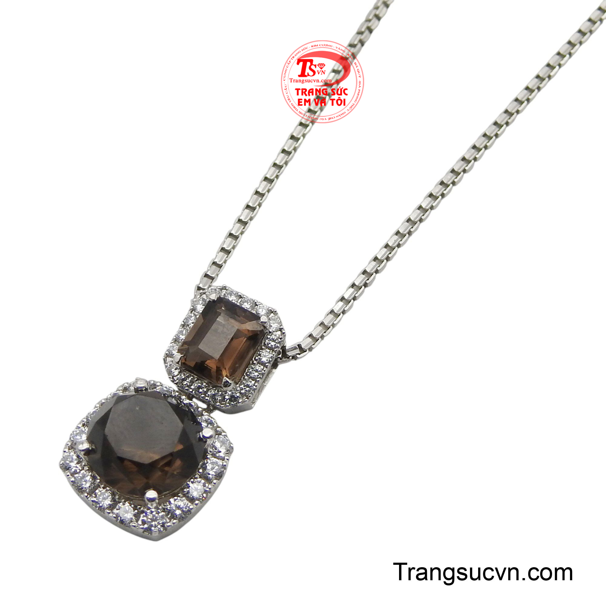 Với thiết kế nhỏ gọn, bộ dây chuyền ôm trọn vòng cổ mang lại cảm giác thoải mái cho người đeo.