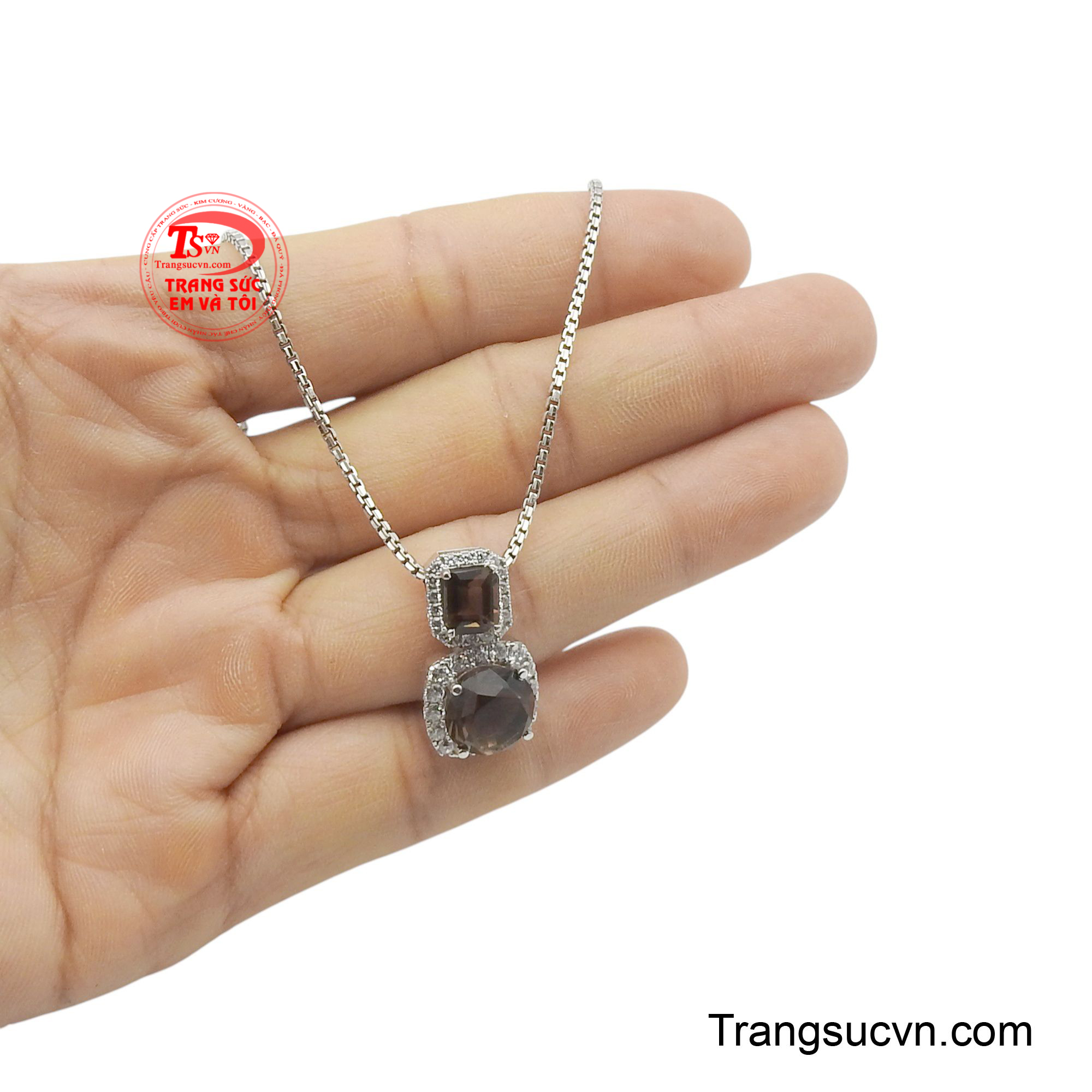 Bộ dây chuyền toát lên vẻ sang trọng và đẳng cấp, là phụ kiện hoàn hảo để tôn vinh vẻ đẹp duyên dáng và nữ tính của người phụ nữ hiện đại, mang đến sự tự tin và lôi cuốn trong mọi khoảnh khắc.