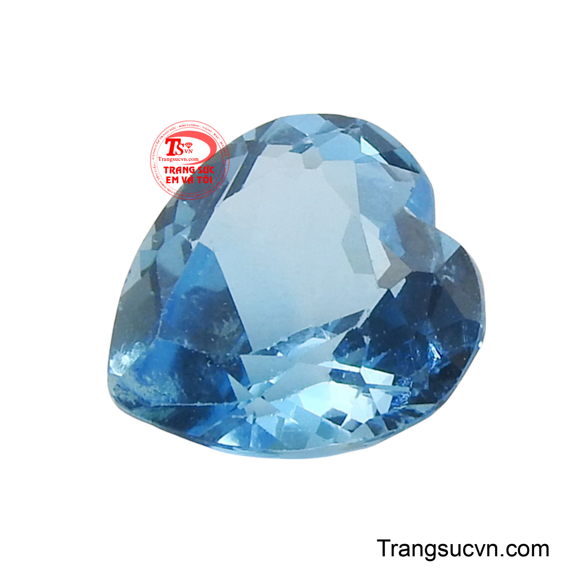 Từng giác cắt tinh xảo ôm trọn hình dáng trái tim, khiến viên đá lấp lánh rực rỡ như tình yêu đang thăng hoa.