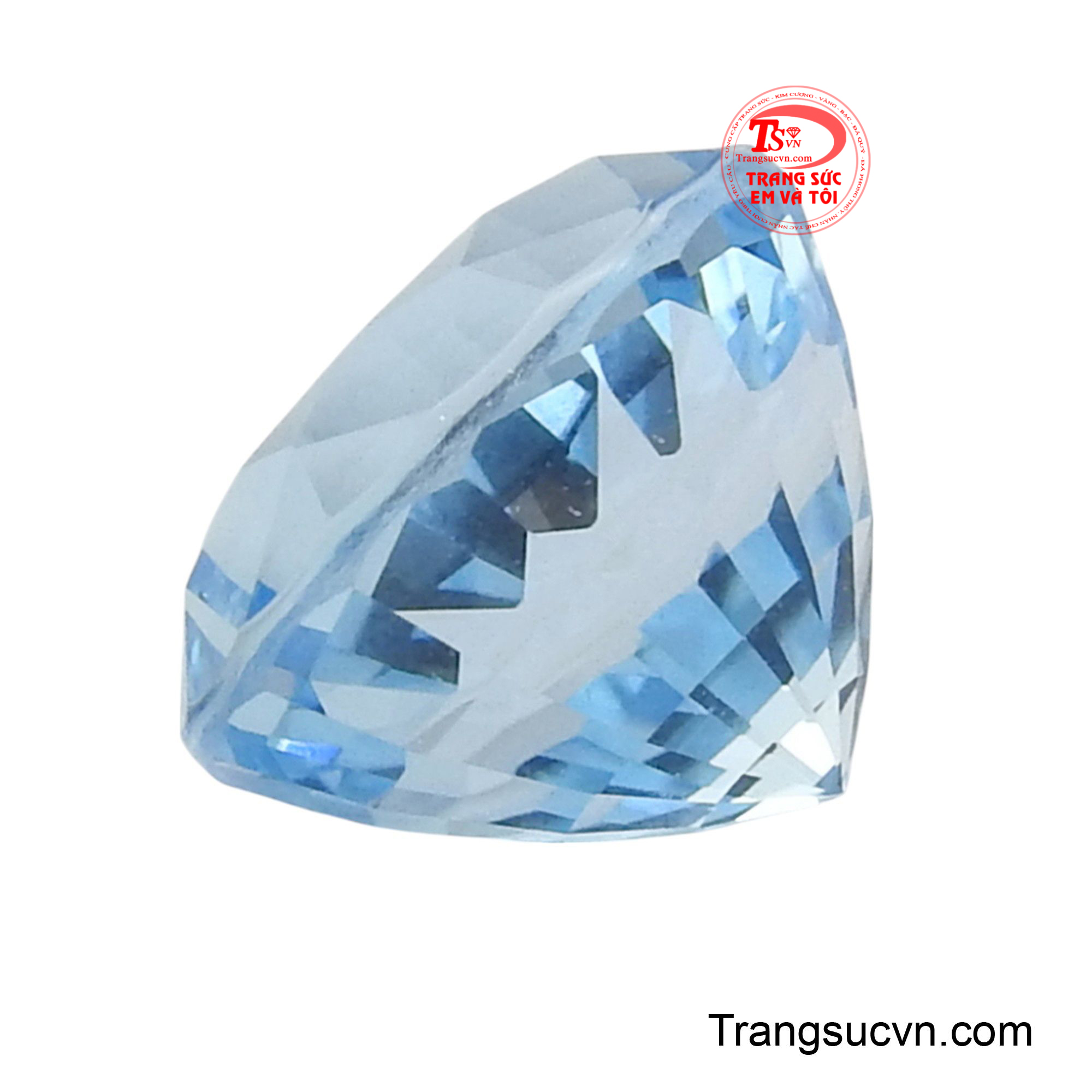 Sắc xanh dịu mát lan tỏa đều khắp mặt đá, gợi nhớ về bầu trời trong xanh hay làn nước biển êm đềm, mang đến cảm giác thư thái và an yên.