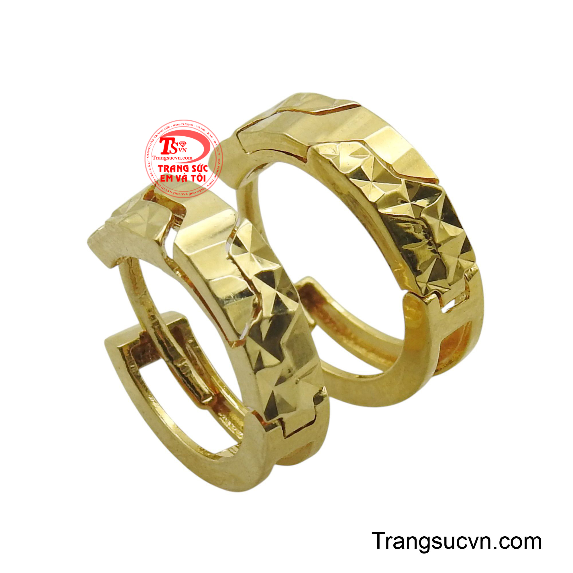 Bề mặt vàng được chạm khắc những họa tiết hình khối độc đáo, tạo nên hiệu ứng phản chiếu ánh sáng lấp lánh đầy ấn tượng.