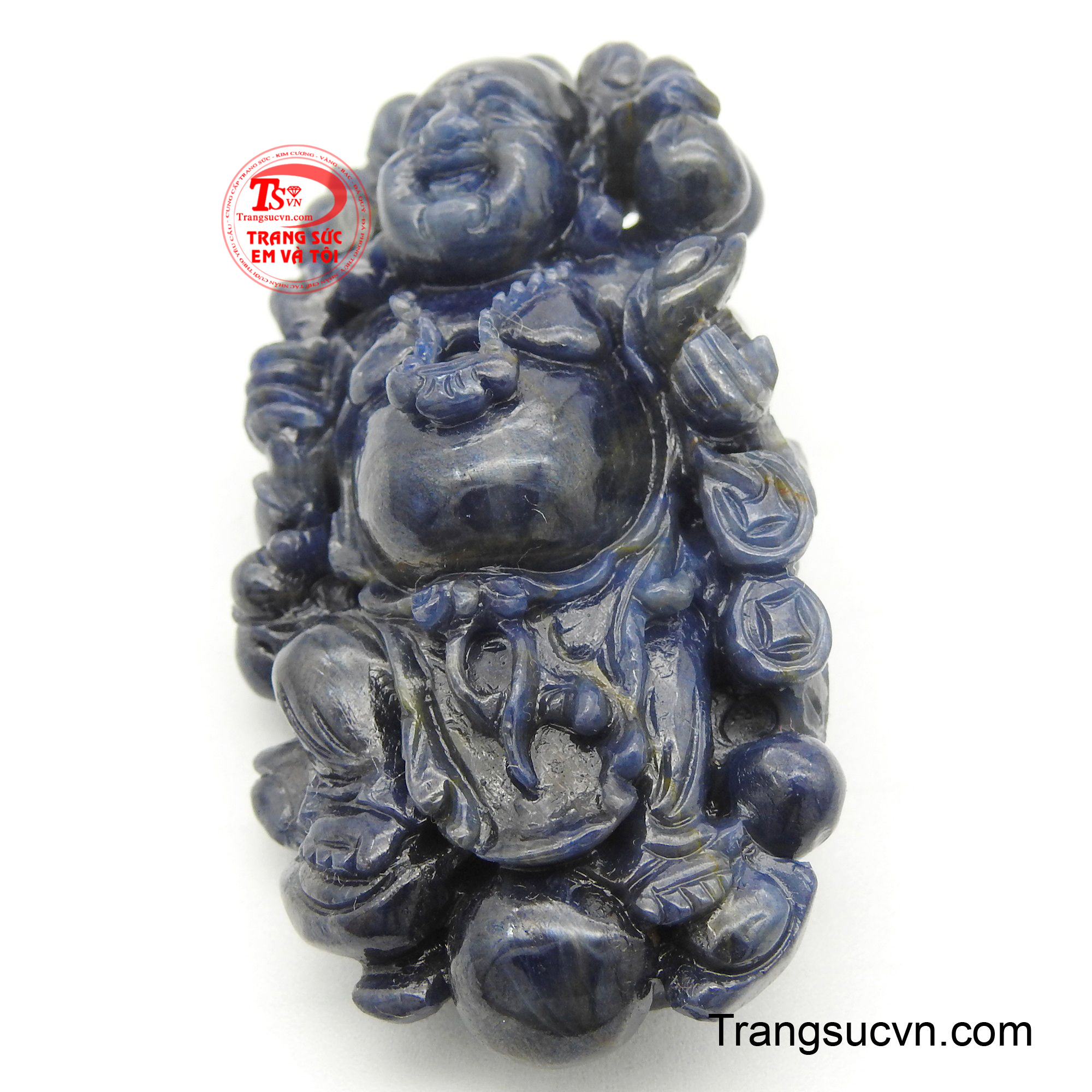 Ngài Di Lặc được khắc họa với nụ cười hoan hỷ, mang theo nhiều túi tiền và thỏi vàng, biểu trưng cho sự giàu sang và sung túc.