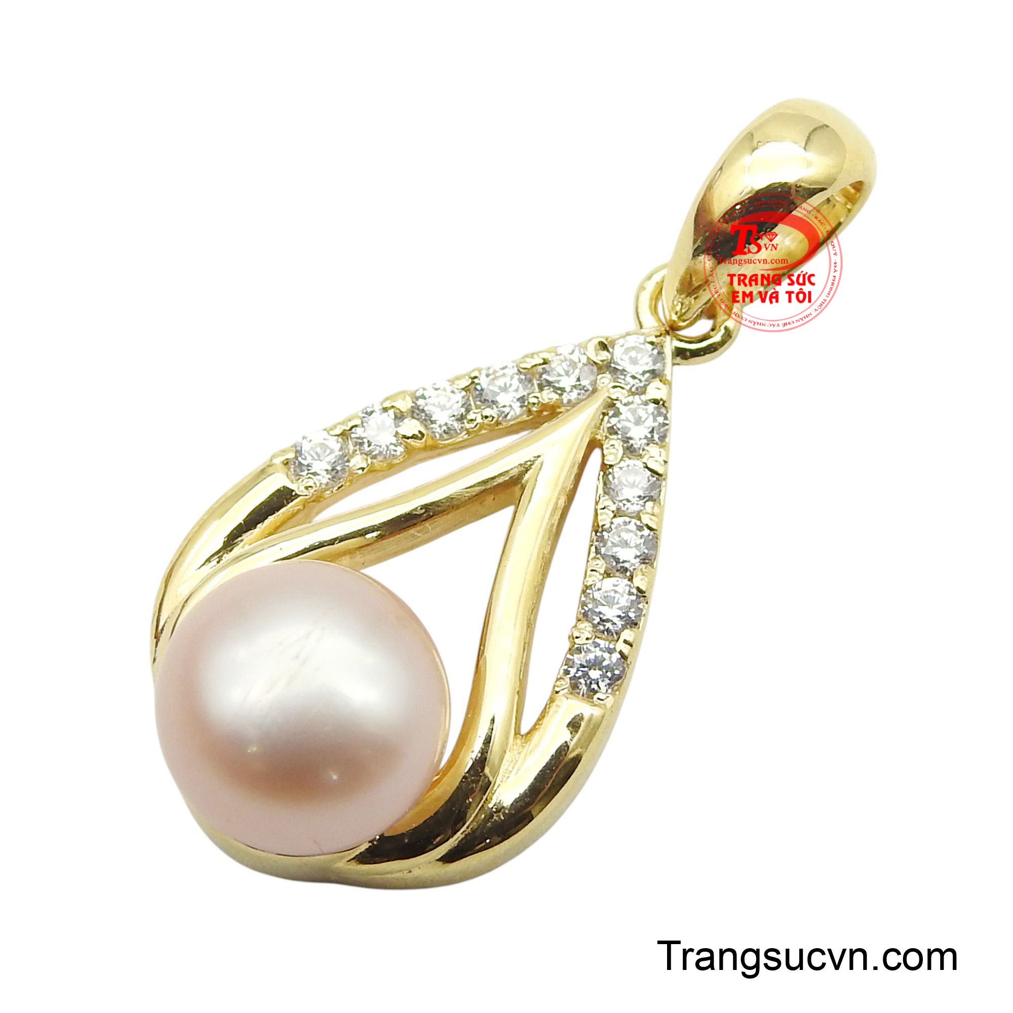 Những viên đá nhỏ lấp lánh đính kèm hai bên càng tôn thêm vẻ đẹp sang trọng và quyến rũ cho viên ngọc.
