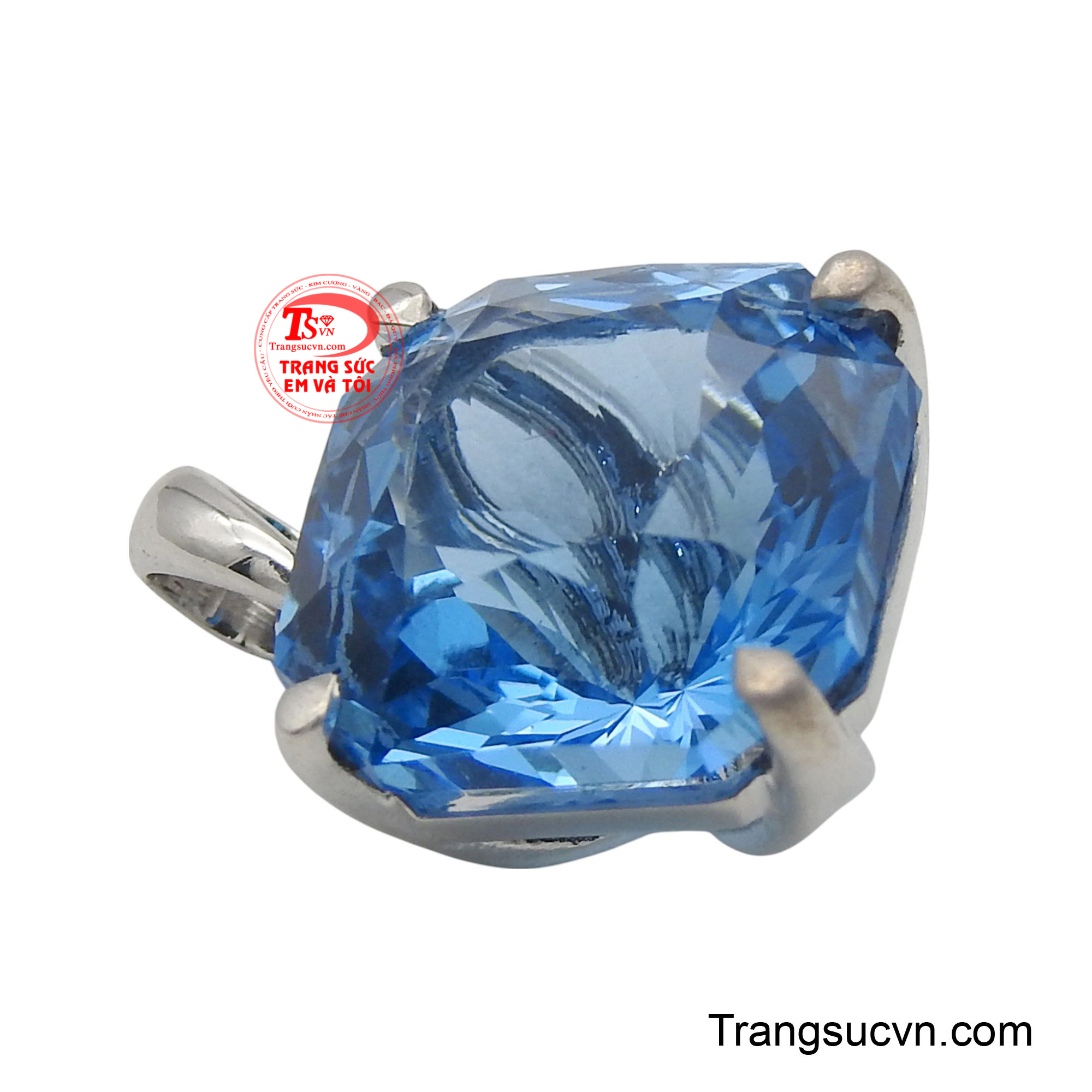Thiết kế vàng trắng thanh lịch làm nổi bật sắc xanh huyền ảo, biến món trang sức này thành điểm nhấn hoàn hảo cho mọi bộ trang phục.