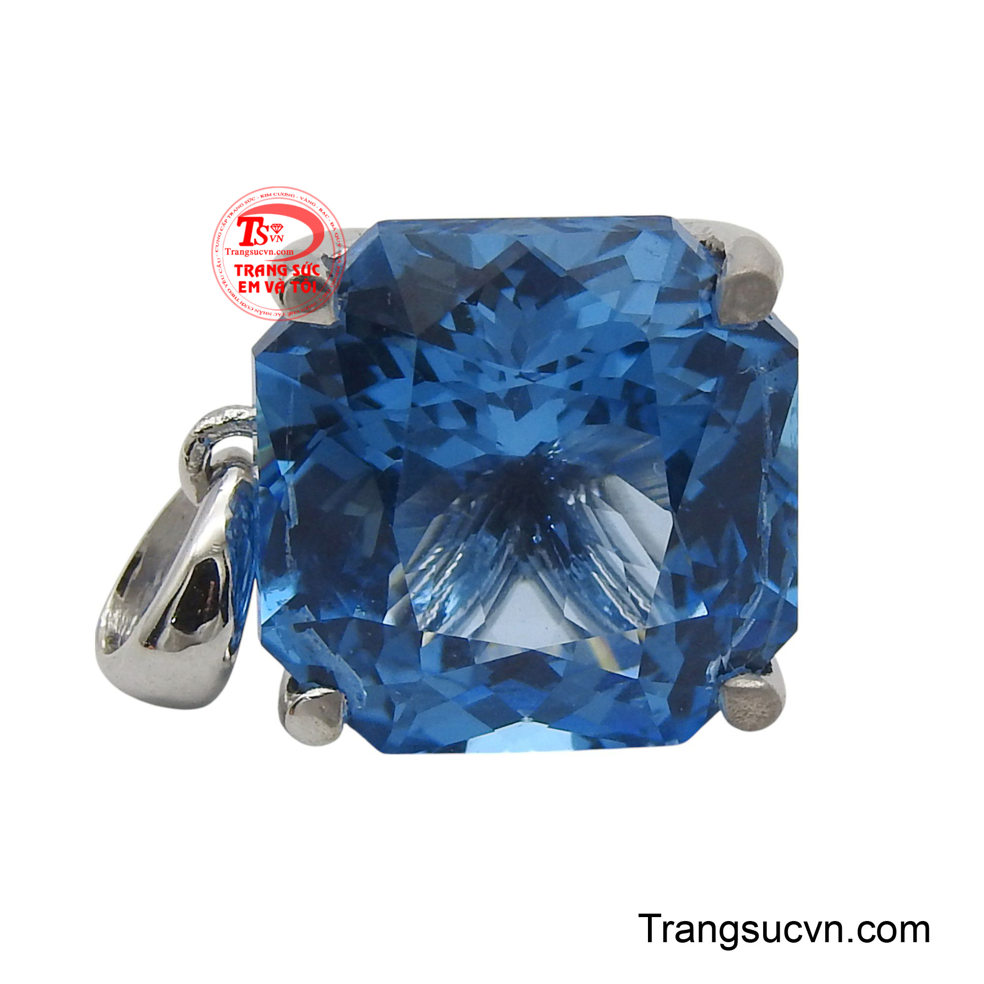 Viên đá được cắt gọt tinh xảo, phản chiếu ánh sáng lấp lánh, tạo nên vẻ sang trọng và quyến rũ.