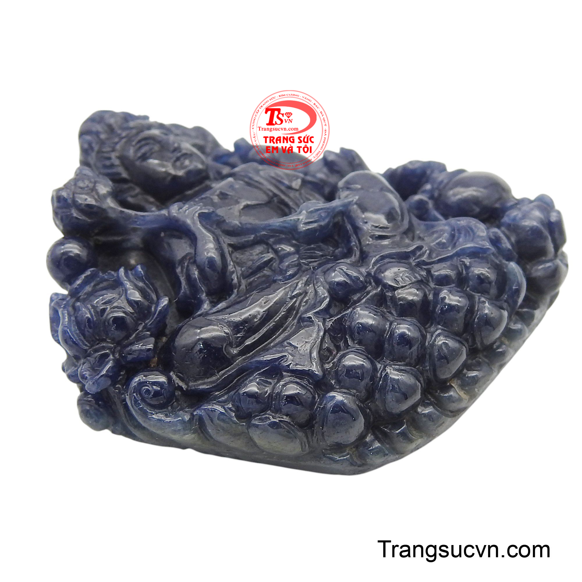 Sắc xanh huyền diệu của sapphire không chỉ tôn vinh vẻ cao quý của phẩm vật mà còn truyền tải năng lượng bình an, hóa giải những muộn phiền trong tâm.