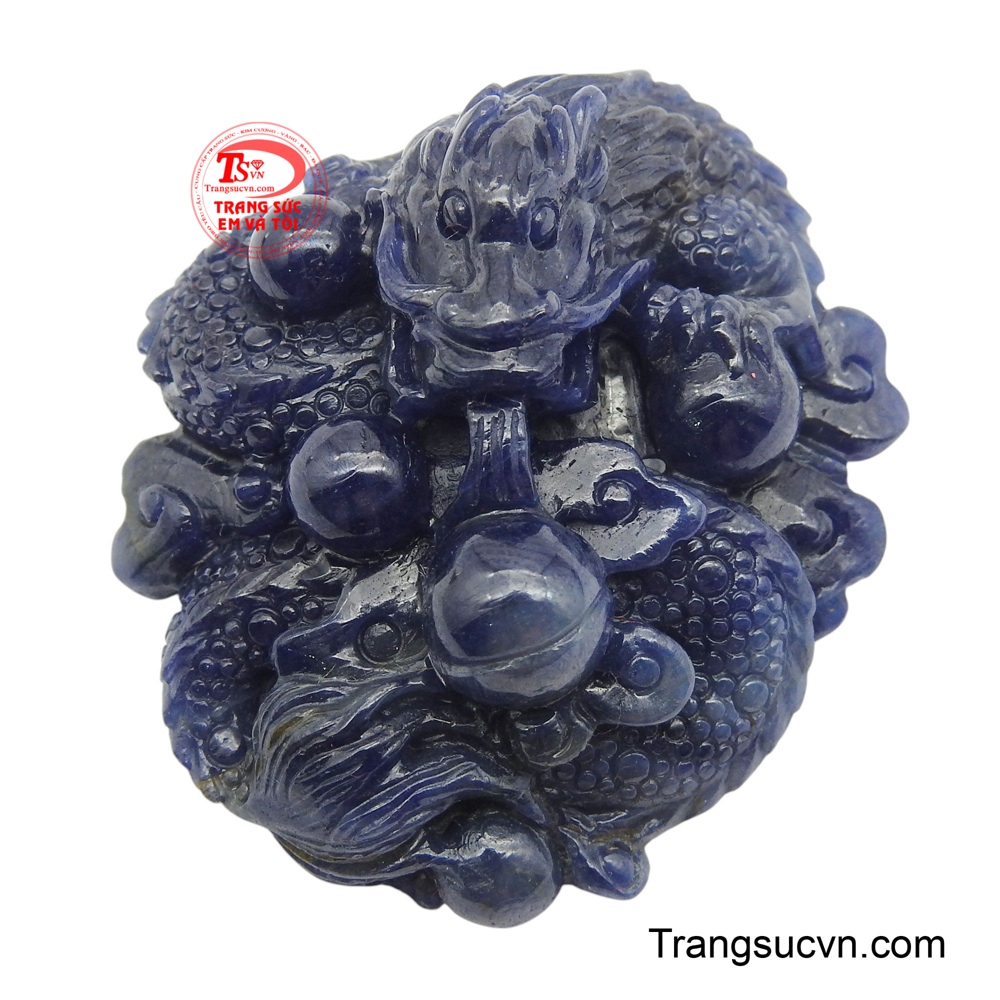 Mặt dây rồng chạm khắc đá Saphir được chạm khắc trên nền đá sapphire thiên nhiên với sắc xanh thẳm huyền bí.