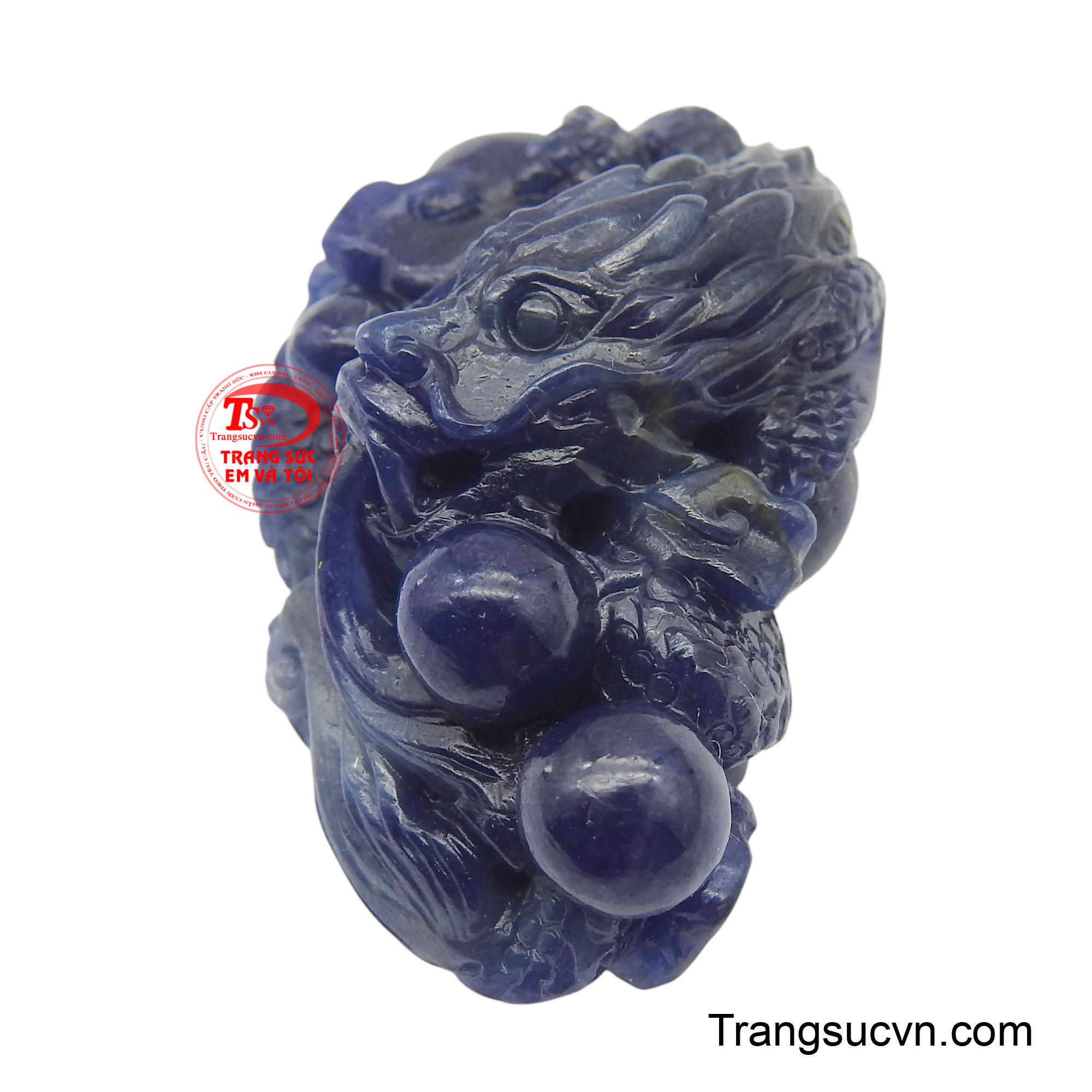 Mặt dây chuyền hình rồng này là một tác phẩm nghệ thuật phong thủy đầy ấn tượng.