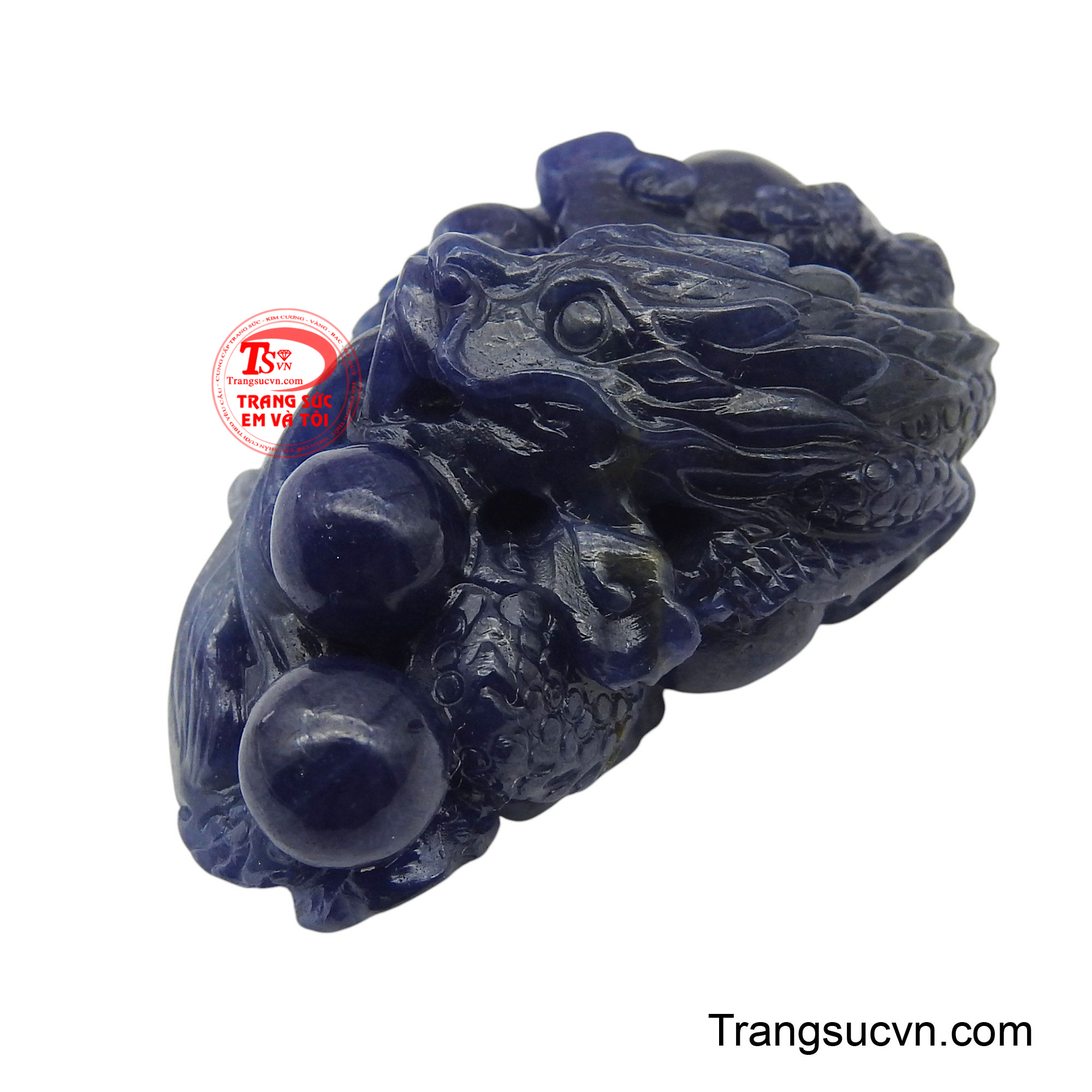 Từng chi tiết của rồng, từ ánh mắt dũng mãnh đến vảy rồng lấp lánh, đều được chạm khắc tỉ mỉ, tôn vinh vẻ đẹp tự nhiên và sắc xanh quyến rũ của đá.