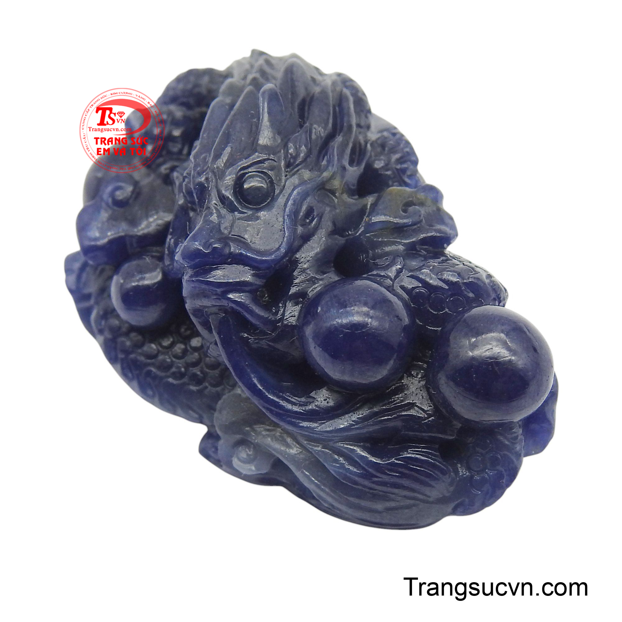 Rồng là biểu tượng của quyền năng, thịnh vượng và may mắn, kết hợp với sapphire mang đến trí tuệ và bình an.