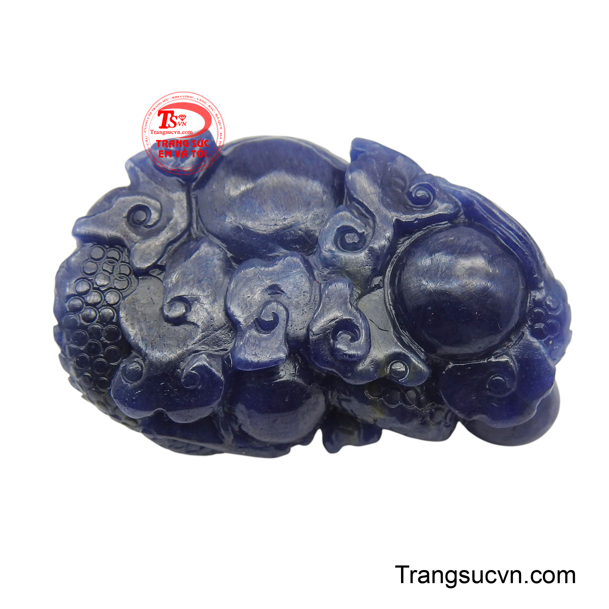 Đeo mặt rồng sapphire này không chỉ khẳng định đẳng cấp mà còn chiêu gọi tài lộc, công danh, giúp người sở hữu luôn gặp được những điều tốt lành và đạt được thành công viên mãn trong cuộc sống.