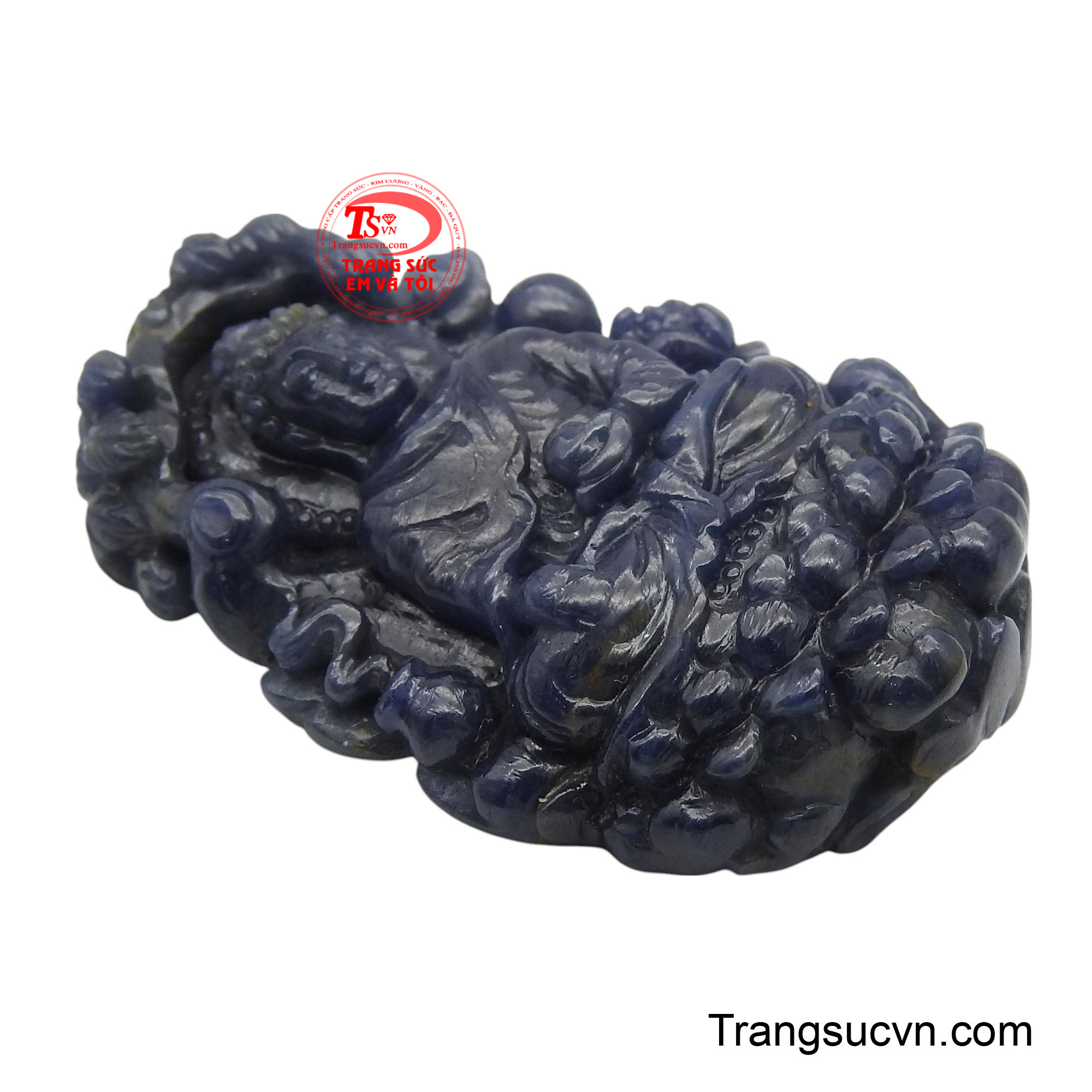 Sapphire, với sắc màu huyền bí, càng làm tăng thêm vẻ thanh khiết và linh thiêng cho bức tượng.