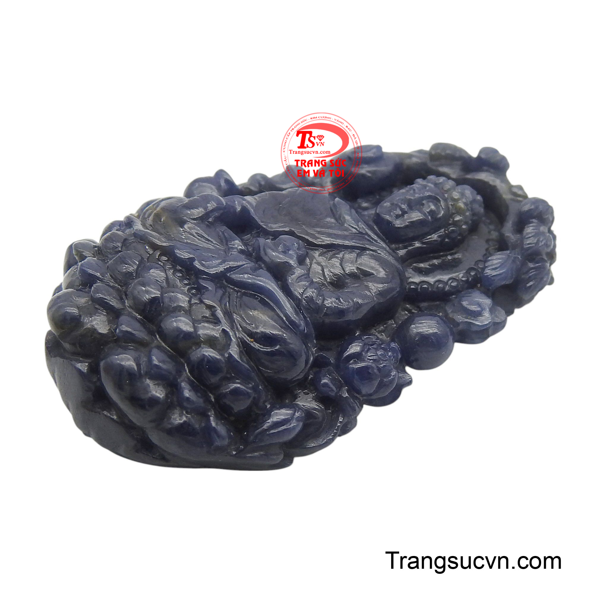 Mỗi đường nét chạm khắc tinh xảo đều toát lên vẻ an nhiên, tự tại, biểu trưng cho sự giác ngộ và trí tuệ viên mãn mà Ngài đã đạt được.