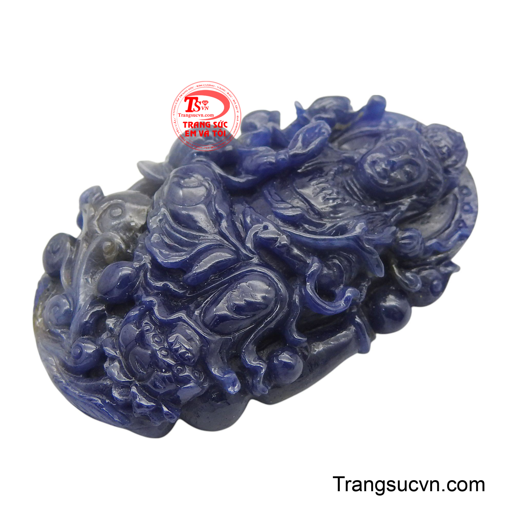 Sapphire, viên đá quý của sự chân thật và thanh khiết, càng làm tôn lên hình ảnh đức Quán Thế Âm Bồ Tát - vị Phật luôn lắng nghe tiếng kêu khổ đau của chúng sinh.