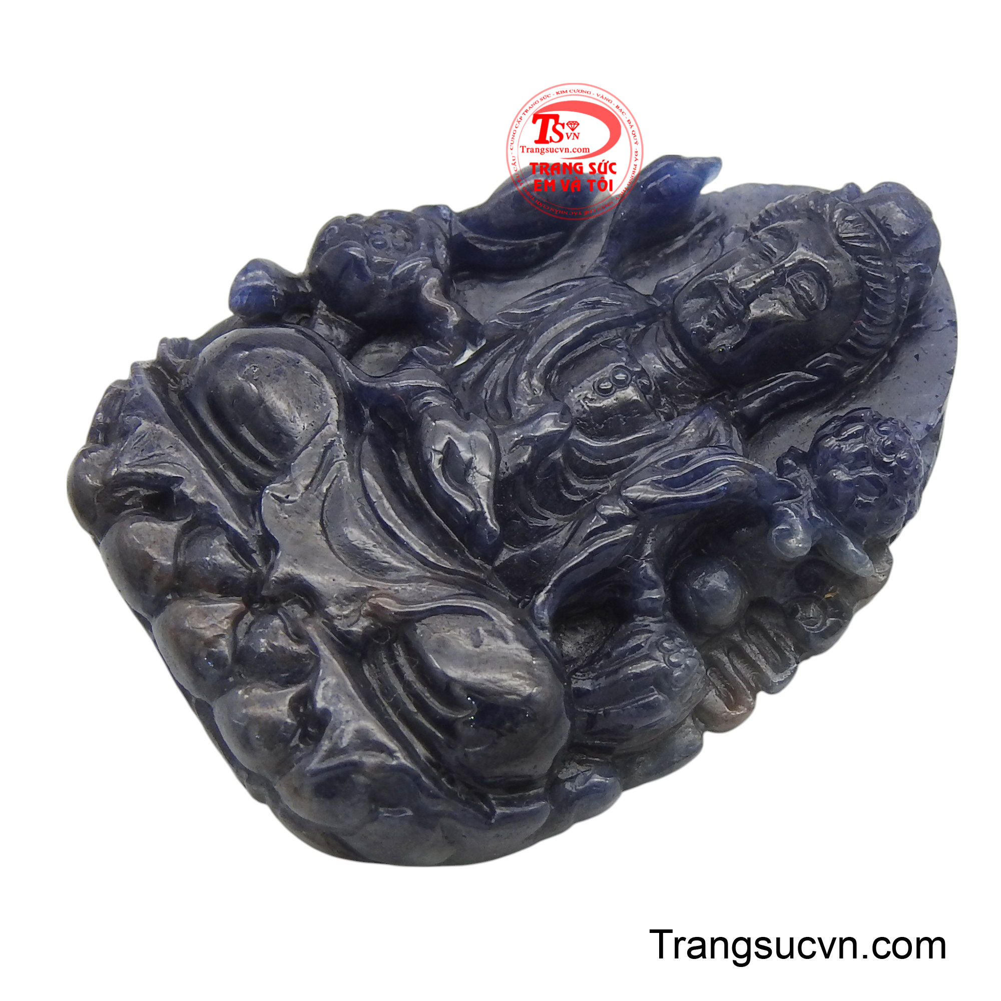 Sapphire, viên đá của trí tuệ và sự bảo vệ, càng tôn thêm vẻ linh thiêng của Bồ Tát Quán Âm, như một lá bùa hộ mệnh.