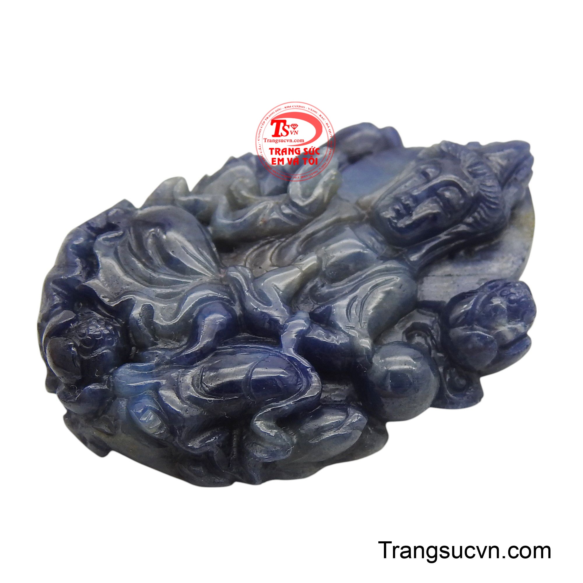 Màu xanh diệu kỳ của sapphire không chỉ tôn vinh vẻ đẹp trang nhã mà còn tượng trưng cho sự thanh tịnh và trí huệ viên mãn.