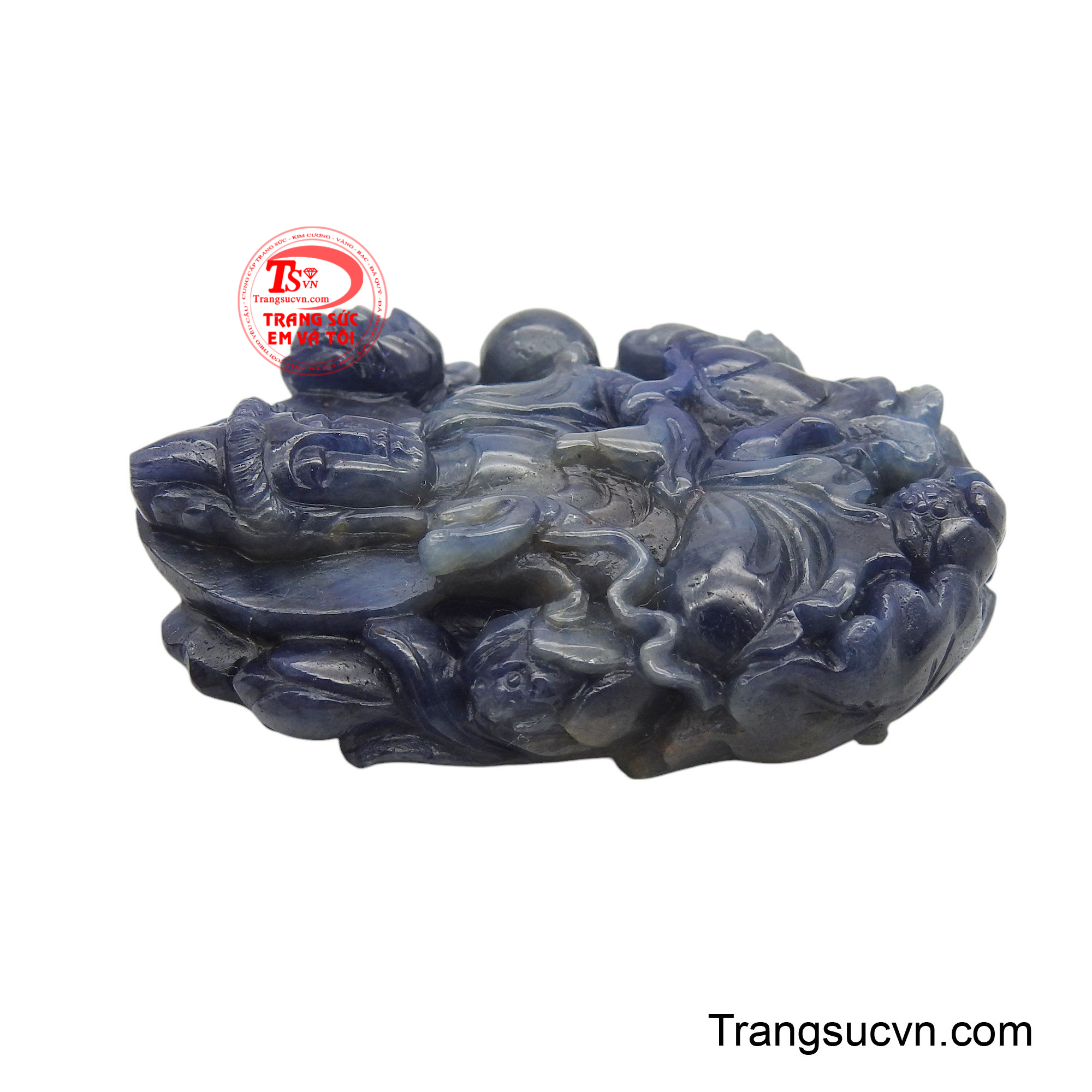 Đeo mặt Quán Âm sapphire bên mình là mang theo lời nhắc nhở về sự tu dưỡng tâm tính, hướng về điều thiện, và lan tỏa tình yêu thương đến muôn loài, tìm thấy sự bình an trong dòng chảy vô thường của cuộc đời.