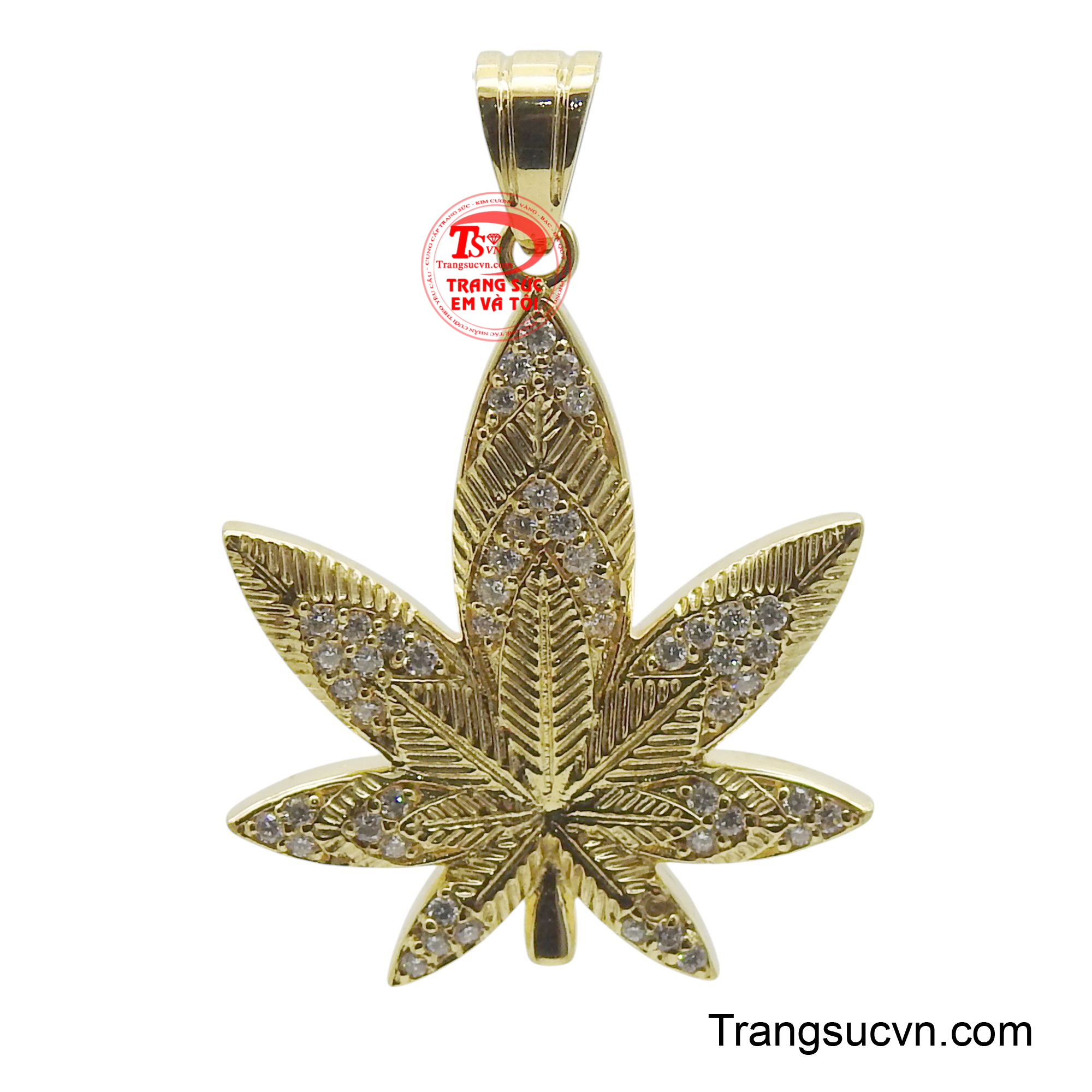 Mặt dây vàng 18K gắn kim cương này là một tác phẩm nghệ thuật trang sức độc đáo, mang đến vẻ ngoài cá tính và sành điệu.