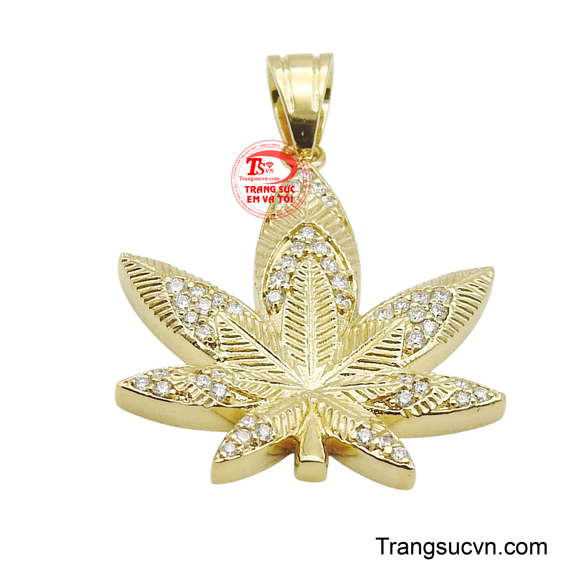 Với hình dáng lá cây được chế tác tinh xảo từ vàng 18K, mặt dây chuyền nổi bật với những viên kim cương lấp lánh được đính kết khéo léo trên bề mặt.