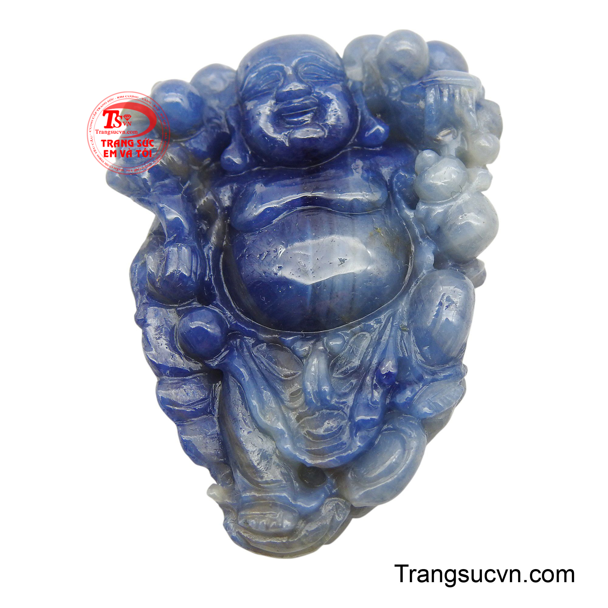 Với nụ cười rạng rỡ và dáng vẻ an lạc, Ngài cầm đĩnh vàng, tượng trưng cho sự sung túc và may mắn, tài lộc dồi dào.