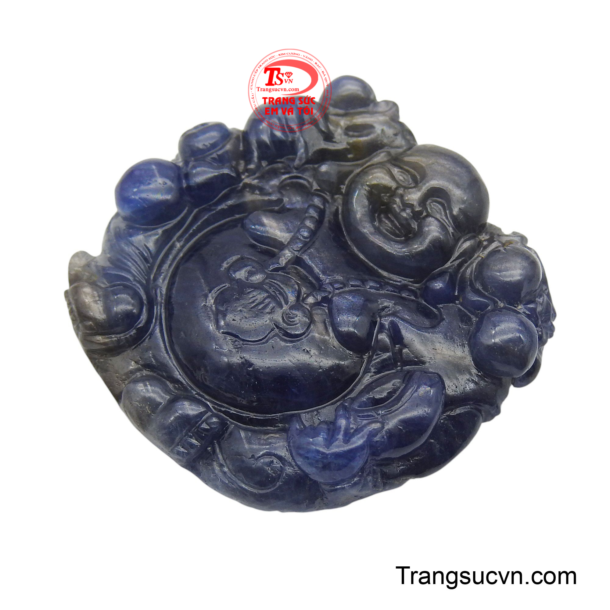 Sắc xanh sâu thẳm của sapphire không chỉ mang vẻ đẹp tự nhiên mà còn tượng trưng cho trí tuệ và bình an nội tại.