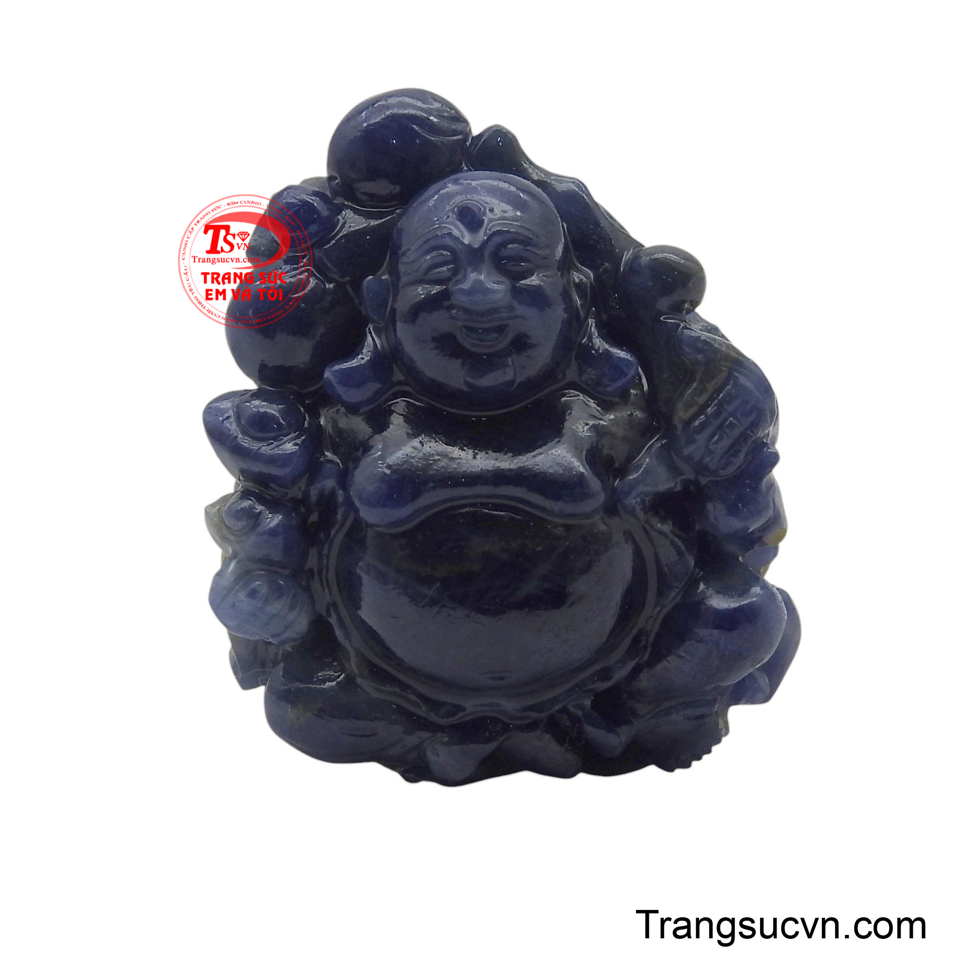 Mặt Phật Di Lặc với nụ cười an vui được khắc họa trên đá sapphire, mang ý nghĩa phong thủy tốt đẹp.
